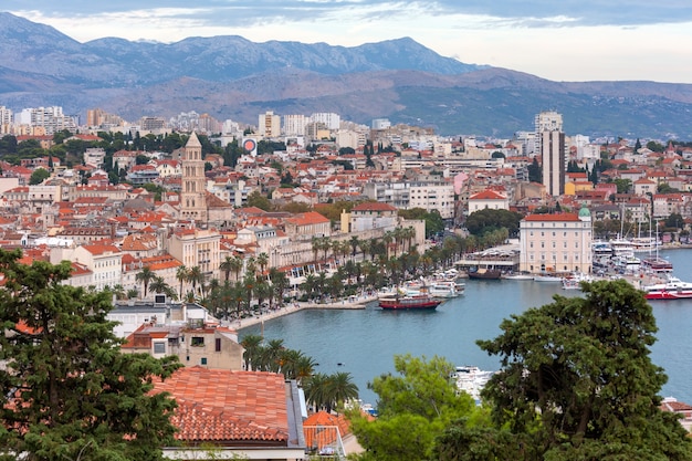 Vista panorâmica da cidade do Monte Marjan com o Palácio do Imperador Diocleciano e o porto da balsa em Split, Croácia