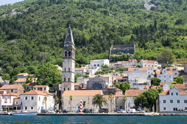 Vista panorâmica da cidade e da baía no dia ensolarado. Perast. Montenegro.