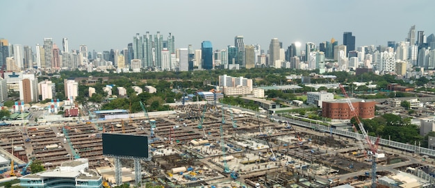 Vista panorâmica da cidade e do canteiro de obras na metrópole