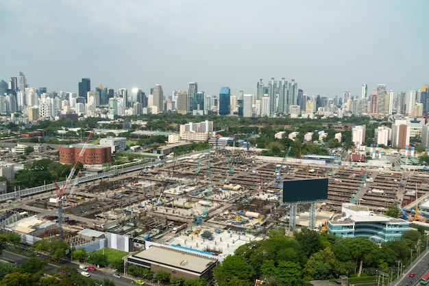 Vista panorâmica da cidade e do canteiro de obras na metrópole