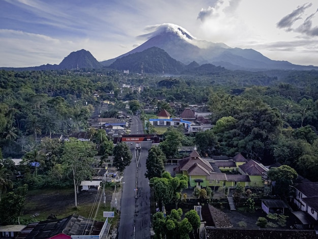 Vista panorâmica da cidade florestal de Kaliurang, na Indonésia, com o vulcão Merapi ao fundo