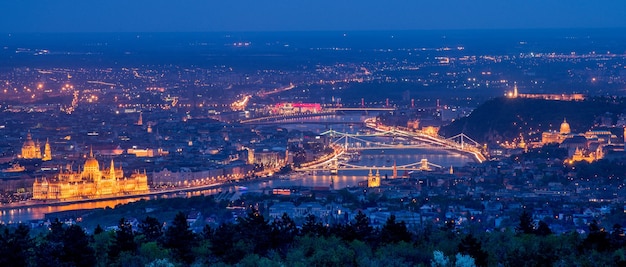Vista panorâmica da cidade iluminada