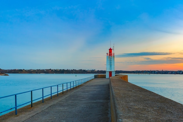 Vista panorâmica da cidade murada de Saint-Malo com a Catedral de São Vicente ao nascer do sol na maré alta. Saint-Maol é a famosa cidade portuária de Corsários, conhecida como corsaire, na Bretanha, França