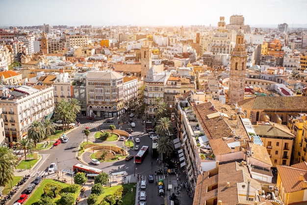 Vista panorâmica da cidade na cidade velha com a praça principal Reina na cidade de Valência durante o dia ensolarado na Espanha