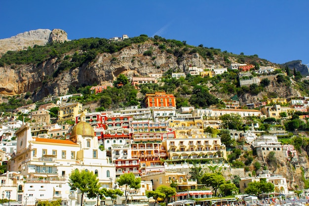 Vista panorâmica da cidade no dia ensolarado. positano.italy.