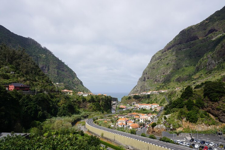 Foto vista panorâmica da cidade pelas montanhas contra o céu