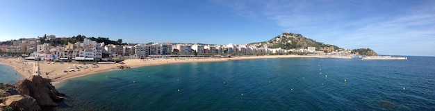 Foto vista panorâmica da cidade pelo mar contra o céu