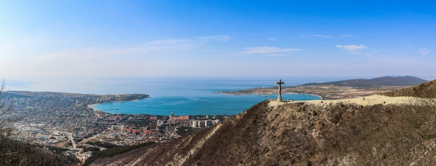 Vista panorâmica da cidade resort de gelendzhik do topo das montanhas até a baía e o monumento arquitetônico, a cruz ortodoxa. costa do mar negro