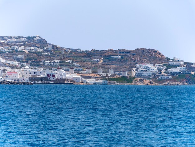 Vista panorâmica da Cidade Velha Chora de Mykonos com turistas e mar