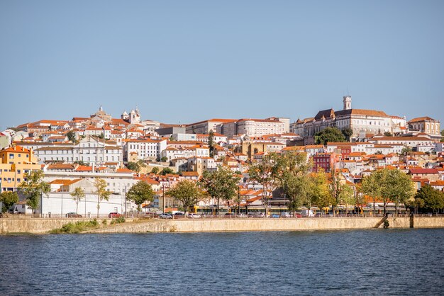 Vista panorâmica da cidade velha de Coimbra com o rio Mondego durante o dia ensolarado no centro de Portugal