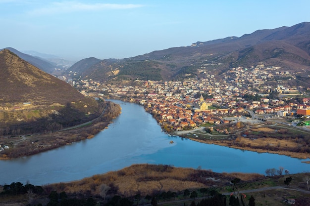 Vista panorâmica da cidade velha de Mtskheta e Catedral de Svetitskhoveli Mtskheta Geórgia