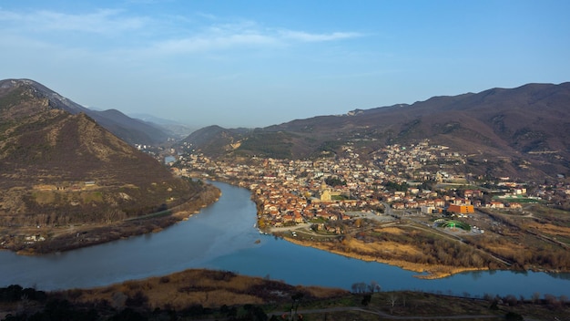 Vista panorâmica da cidade velha de Mtskheta e Catedral de Svetitskhoveli Mtskheta Geórgia