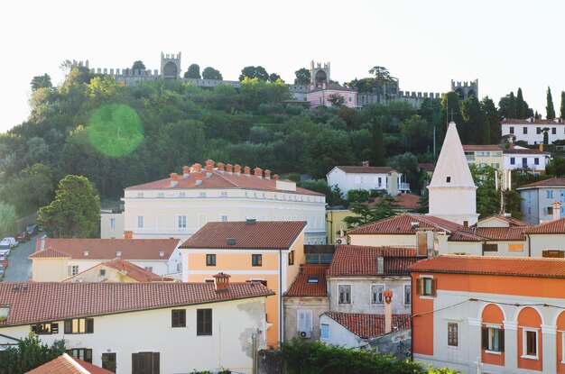 Vista panorâmica da cidade velha de piran, eslovênia. praça principal de tartini. telhados vermelhos. mar adriático com iates