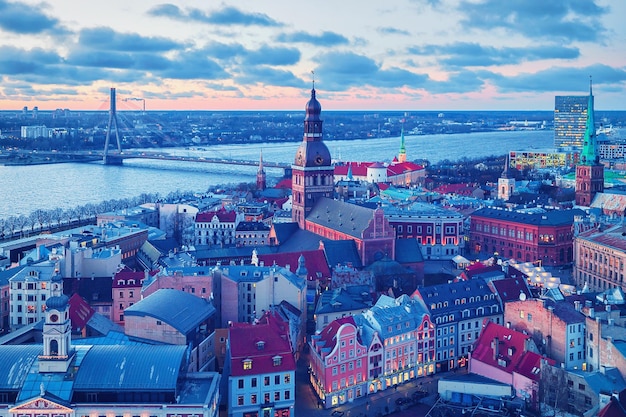 Vista panorâmica da cidade velha de Riga com a Catedral Dome e o rio Daugava ao pôr do sol no inverno