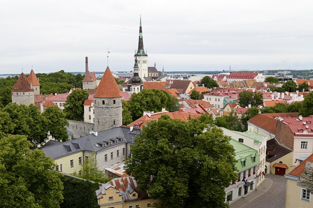 Vista panorâmica da cidade velha de Tallinn da colina Toompea, na Estônia