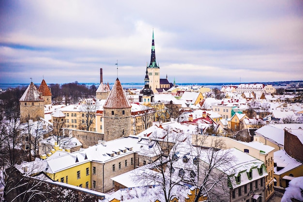 Vista panorâmica da cidade velha de Tallinn em dia nublado de inverno. Telhados de Tallinn cobertos de neve, Tallinn