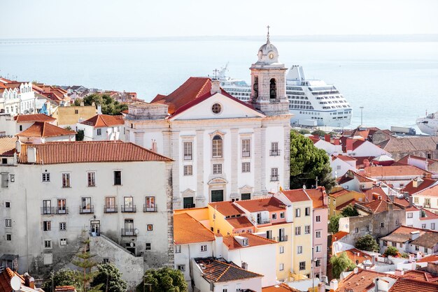 Vista panorâmica da cidade velha no distrito de Alfama durante o dia ensolarado na cidade de Lisboa, Portugal