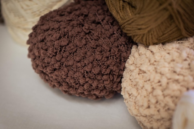 Vista panorâmica da composição com acessórios de tricô bolas de fio de lã conjunto de agulhas de tricô