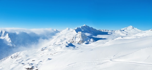 Vista panorâmica da cordilheira de inverno no céu azul na região de elbrus do cáucaso (rússia)