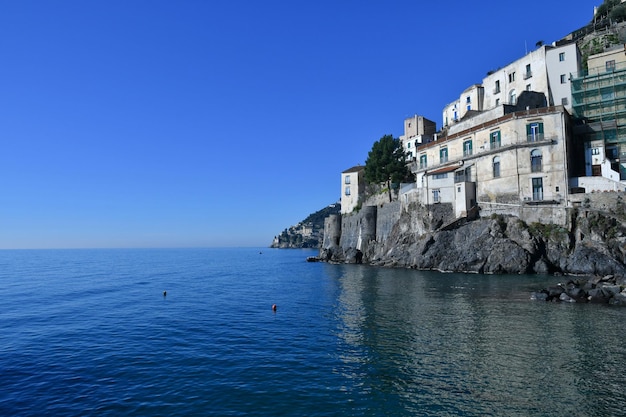 Vista panorâmica da costa de Amalfi, na província de Salerno, na Itália