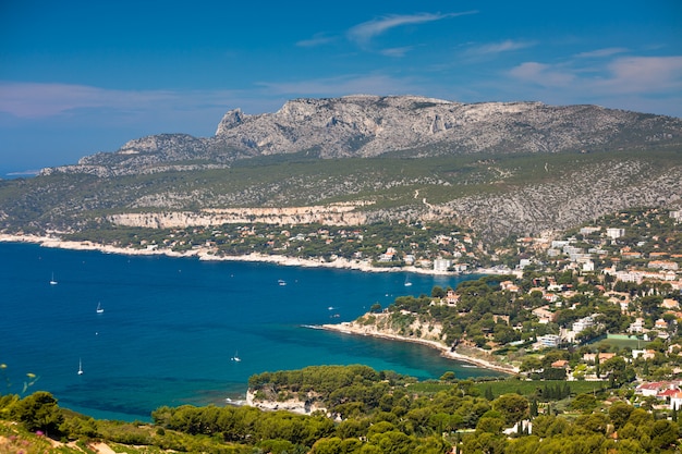 Vista panorâmica da costa de Cassis a partir da Route des Cretes na Provença, França