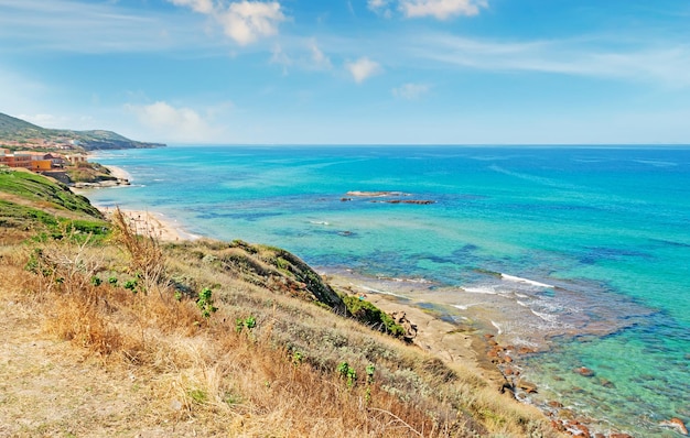 Vista panorâmica da costa de Lu Bagnu em um dia ensolarado