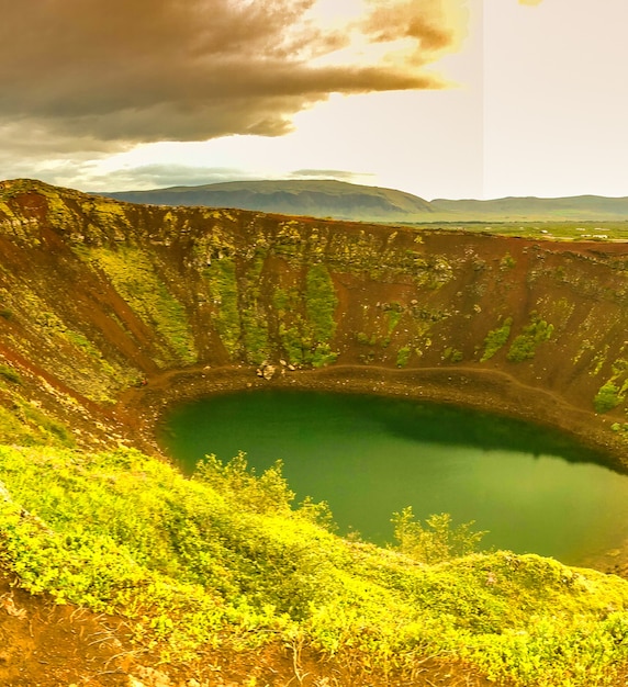 Foto vista panorâmica da cratera kerio na temporada de verão, islândia.