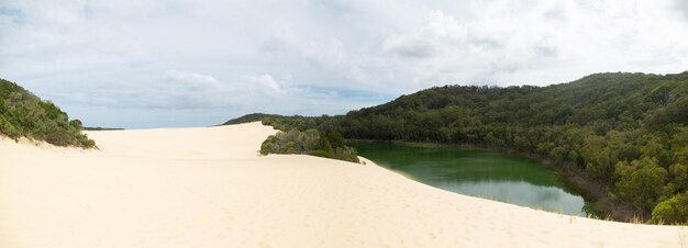 Vista panorâmica da duna de areia e do lago contra o lago SkyWabby em Fraser IslandQueenslandAustrália