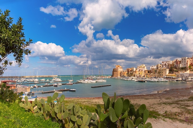 Vista panorâmica da ensolarada fortaleza medieval em Cala Marina, porto na cidade costeira de Castellammare del Golfo, Sicília, Itália