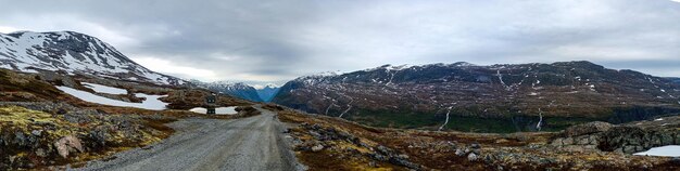 Foto vista panorâmica da estrada de montanha aursjovegen, na noruega