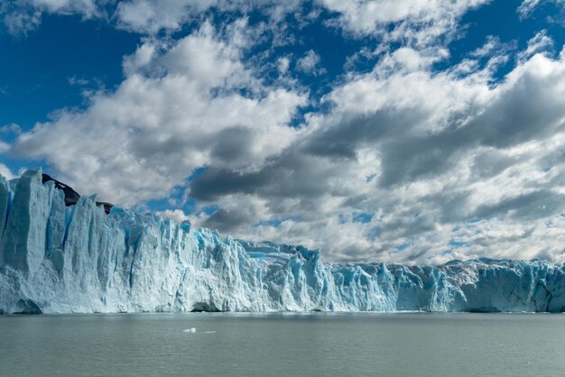 Foto vista panorâmica da face norte da geleira perito moreno sob um céu parcialmente nublado