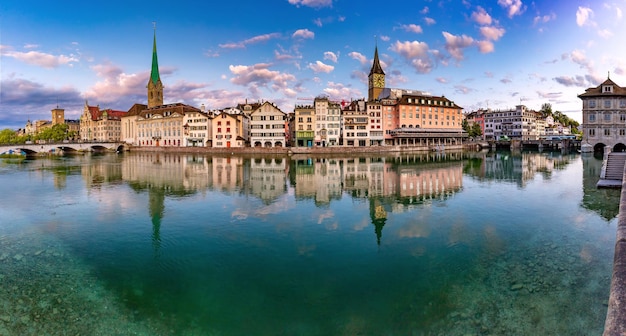 Vista panorâmica da famosa Fraumunster, Igreja de São Pedro e rio Limmat ao nascer do sol na cidade velha de Zurique, a maior cidade da Suíça