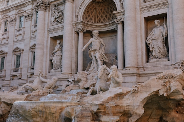 Vista panorâmica da fontana di trevi no distrito de trevi, em roma, itália. projetado pelo arquiteto italiano nicola salvi e concluído por giuseppe pannini