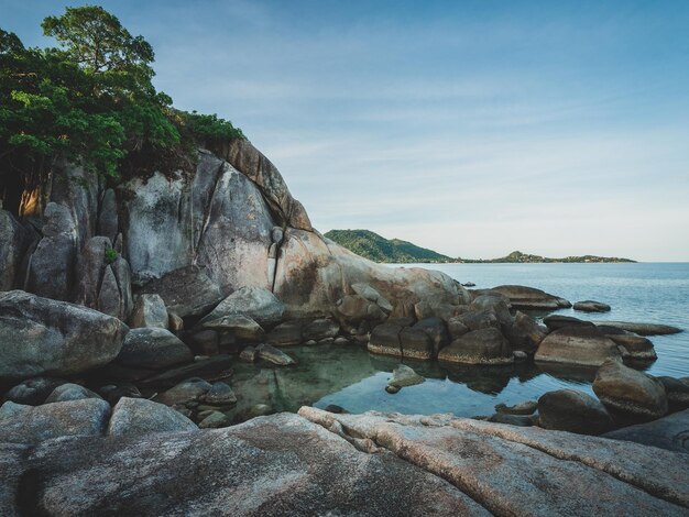 Foto vista panorâmica da formação rochosa do penhasco da baía rochosa com pequena lagoa da praia de lamai koh samui, tailândia.