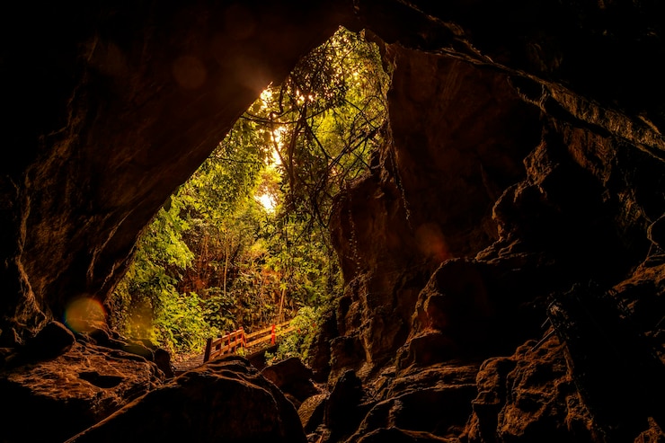 Foto vista panorâmica da formação rochosa na caverna