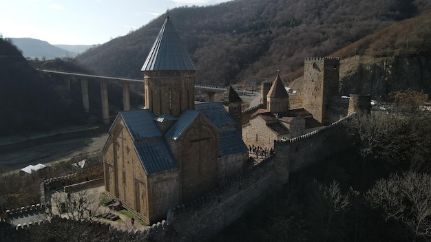 Vista panorâmica da fortaleza ananuri no rio Aragvi e reservatório Zhinvali na primavera na Geórgia