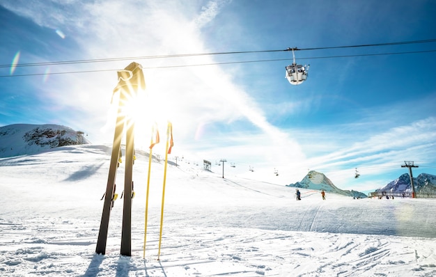 Vista panorâmica da geleira da estação de esqui e do teleférico nos Alpes franceses