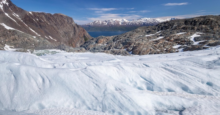 Foto vista panorâmica da geleira nos alpes de lyngen em um dia ensolarado