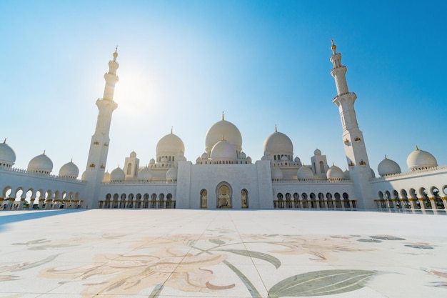 Vista panorâmica da Grande Mesquita Sheikh Zayed Abu Dhabi Emirados Árabes Unidos A terceira maior mesquita do mundo Dia ensolarado de céu azul