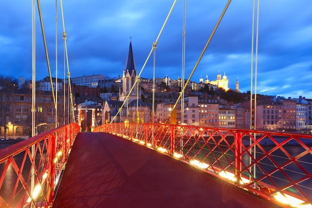 Vista panorâmica da igreja de Saint Georges e da passarela sobre o rio Saône, cidade velha com a catedral Fourvière durante a hora azul da noite em Lyon, França