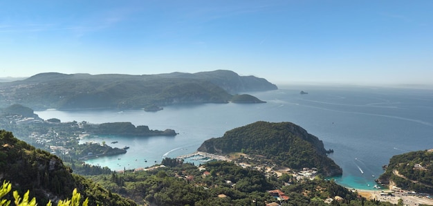 Vista panorâmica da ilha de Corfu com a aldeia de Paleokastritsa