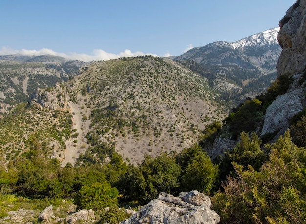 Vista panorâmica da ilha de Evia nas montanhas Dirfys em um dia ensolarado na Grécia