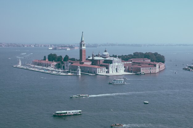 Vista panorâmica da ilha de san giorgio maggiore do campanário de são marcos. paisagem de dia de verão e céu azul ensolarado