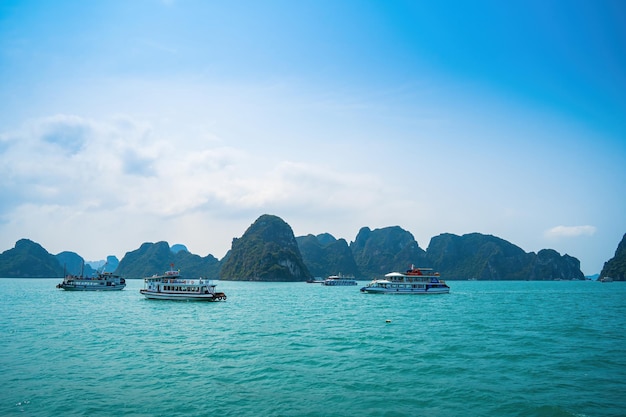 Vista panorâmica da ilha rochosa em HaLong Bay, Vietnã, Sudeste Asiático, Patrimônio Mundial da UNESCO, Ilhas montanhosas em Ha Long Bay Bela paisagem, popular destino famoso do Vietnã