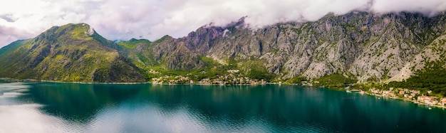 Vista panorâmica da incrível Baía de Kotor e enormes montanhas em Montenegro