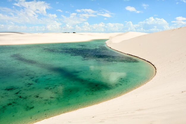 Foto vista panorâmica da lagoa em meio a dunas de areia contra o céu