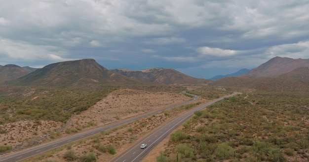 Vista panorâmica da longa estrada do deserto nas montanhas Arizona street road