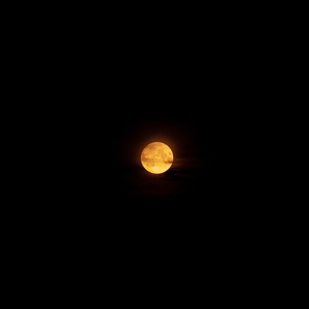 Foto vista panorâmica da lua contra o céu escuro