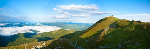 Vista panorâmica da manhã de verão no topo da montanha Pip Ivan com ruínas do Observatório (Chornogora Ridge, Cárpatos, Ucrânia). Três tiros costuram a imagem.