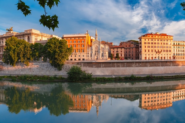 Vista panorâmica da margem do rio Tibre com a Igreja do Sagrado Coração de Jesus em Prati e reflexo no espelho pela manhã em Roma, Itália